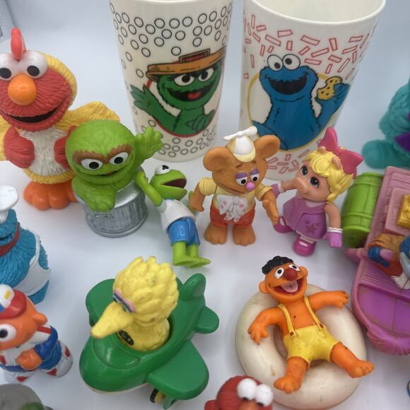 Vintage Sesame Street Toy Lot - PVC Figures, Cups, Big Bird Bert Ernie Elmo - Picture 3 of 8